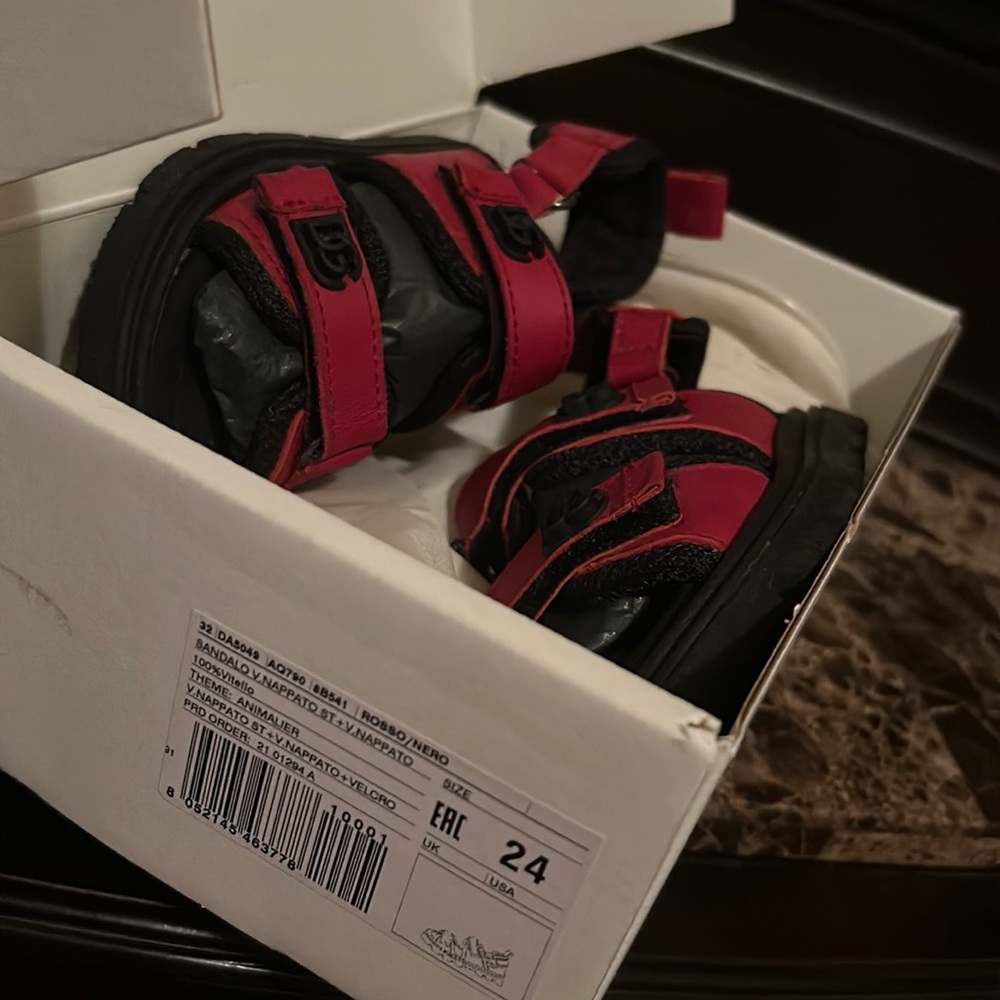 Dolce & Gabbana toddler size 24 sandals, excellent conditions